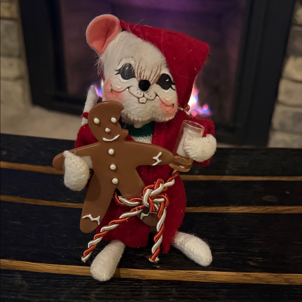 OMG 2006 Adorable Festive Mouse with Gingerbread cookie and his Milk